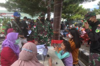 800 warga Jayawijaya datangi kodim untuk vaksinasi COVID-19 gratis