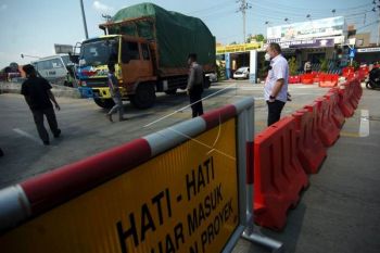 Penyekatan kendaraan di pintu keluar Tol Tegal