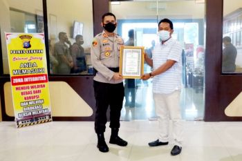 Ketua PWI Seruyan terima penghargaan dari kepolisian