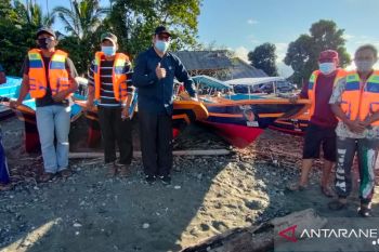 NasDem bantu 11 perahu fiber nelayan Morowali