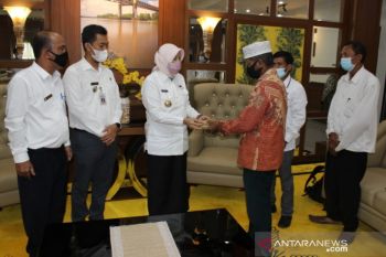 Bupati bantu kelompok tani sumber jadi satu unit hand tractor