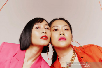 Rinni Wulandari dan Yarra Rai berkolaborasi di "Snake on Apple Trees"