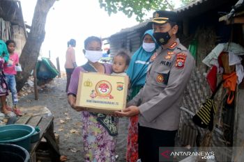 Polda NTB menyalurkan bansos COVID-19 untuk nelayan dan ojek online