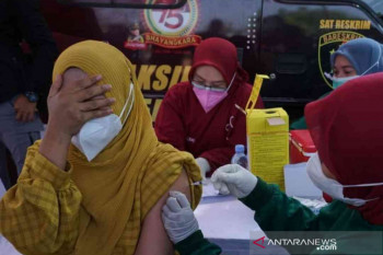 Polres Bekasi gelar vaksinasi keliling permukiman padat