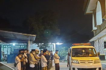 Siaga 24 Jam, lewat tengah malam tim Barzah Dompet Dhuafa layani pengantaran jenazah COVID-19