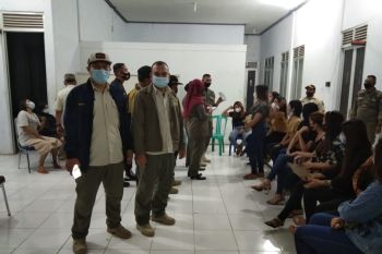Tim gabungan Satpol-PP Pasbar amankan 23 pemandu karaoke dan satu pasang pengunjung