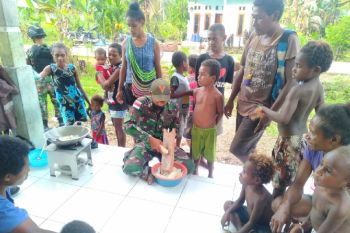 Satgas TNI bersama warga perbatasan produksi keripik balado Bramoss