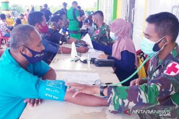 Satgas TNI Yonif 315/Grd bersama Dinkes Mappi vaksinasi 776 warga