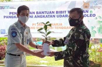 Jasa Raharja Serahkan Bantuan 380 Bibit Tanaman ke Lanud Haluoleo