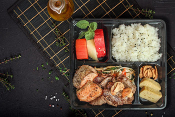 Berdiam di rumah rasa staycation dengan  bento dan hantaran dari hotel