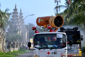 Pemkab Agam semprot seluruh perkantoran cegah penularan COVID-19