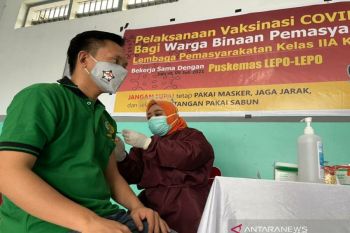 Ratusan narapidana Lapas Kota Kendari divaksinasi COVID-19