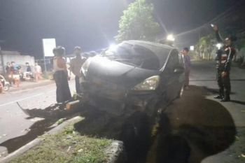 HP jatuh, mobil Honda Jazz tabrak pembatas jalan di Praya