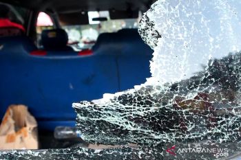 Petugas diserbu massa saat penertiban PPKM darurat di Surabaya
