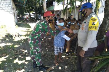 TNI/Polri di Waropen kawal penyaluran langsung BLT ke rumah warga