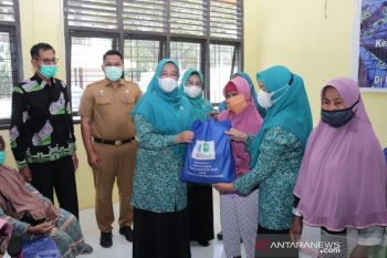 Peduli dhuafa, PKK Siak dan PT IKPP bagikan sembako empat kecamatan