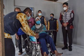 Wabup Sleman menyerahkan bantuan kursi roda kepada warga mengalami stroke