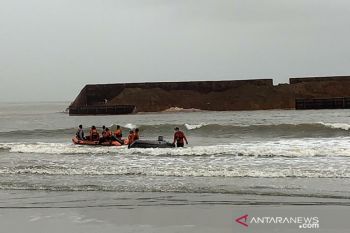 Tim SAR terus cari wisatawan tenggelam di Pantai Batu Gong