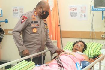 Kapolda Papua jenguk Briptu Kenny korban penembakan KKB di RS Bhayangkara