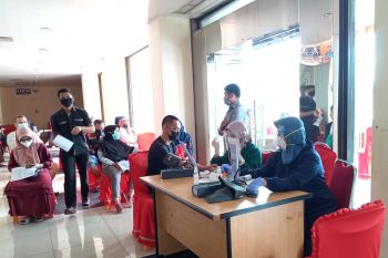 Dinkes kota Solok buka mal pelayanan vaksinasi  COVID-19