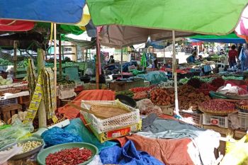 Pasar tradisional sepi pada hari pertama PPKM darurat di Mataram