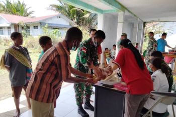 Satgas TNI Yonif 403 bantu layanan posyandu warga perbatasan Pegunungan Bintang