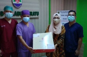 Ridwan Kamil beri kue untuk nakes di 92 rumah sakit