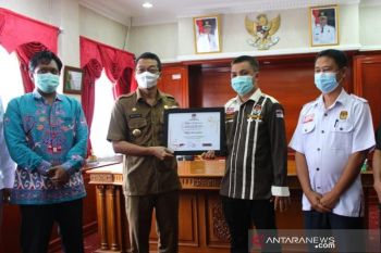Bupati Mura terima penghargaan dari KPU Kalteng