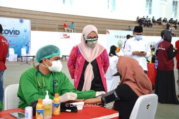 Mahasiswa dan alumni Unhas terima vaksin COVID-19 dosis pertama