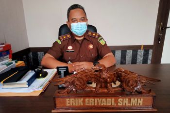 Kejari Pasaman bagikan 35 paket sembako  ke warga kurang mampu