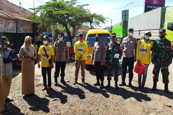 RT-RT di Batang bersama TNI/Polri bagikan 1.000 masker