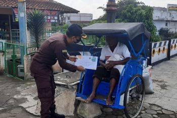 Kejari Purwokerto salurkan bantuan  bagi warga terdampak PPKM darurat