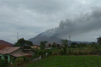 Gunung Sinabung alami dua kali semburkan abu vulkanik setinggi 500 meter