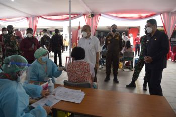 Wakil Bupati Sleman meninjau pelaksanaan vaksinasi COVID-19 pada pelajar