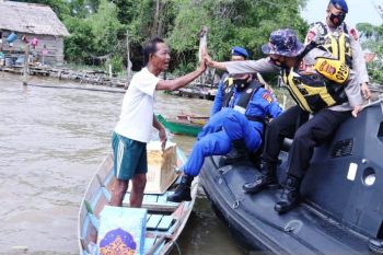 Polairud Polda Sumsel siagakan ambulans terapung  di Sungai Musi
