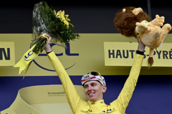 Pogacar makin kencang kenakan jersey kuning usai juarai Etape 18