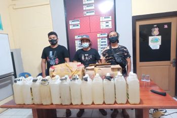 Polisi Sita Belasan Jerigen Miras di Kota Bima