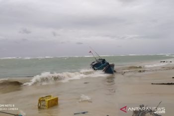 Warga Natuna diimbau waspada gelombang tinggi capai lima meter