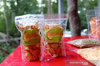 Ibu rumah tangga olah biji durian jadi keripik