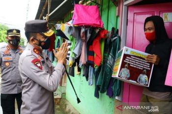 Kapolda Sultra turun langsung beri bantuan warga Kendari saat PPKM