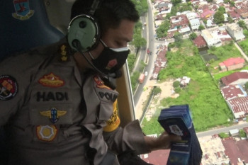 Ribuan brosur PPKM Darurat disebar melalui helikopter