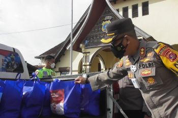 Polres Bukittinggi bagikan bantuan sosial bagi warga terdampak PPKM darurat