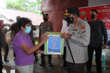 Polda Sulut bagikan  3.500 paket sembako kepada warga