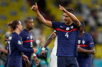 Jika bek Raphael Varane bergabung dengan Manchester United
