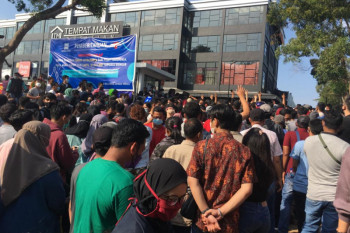 Antrian warga menunggu vaksin di Batam