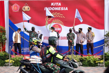 TNI-Polri salurkan 2.500 ton beras dan 70.000  paket sembako