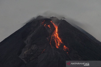 Gunung Merapi meluncurkan guguran lava ke barat daya dan tenggara