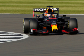 Verstappen pecundangi Hamilton di sprint race