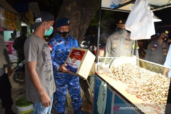 TNI/Polri salurkan bantuan  sembako masyarakat terdampak PPKM darurat