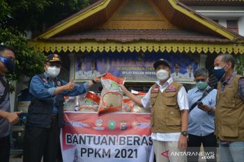 Gubri blusukan bagikan beras PPKM di Cinta Raja
